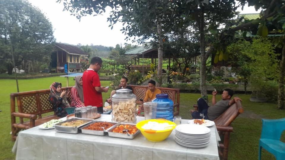 Ambow Homestay Jungle Trekking & Village Tour Bukit Lawang Esterno foto