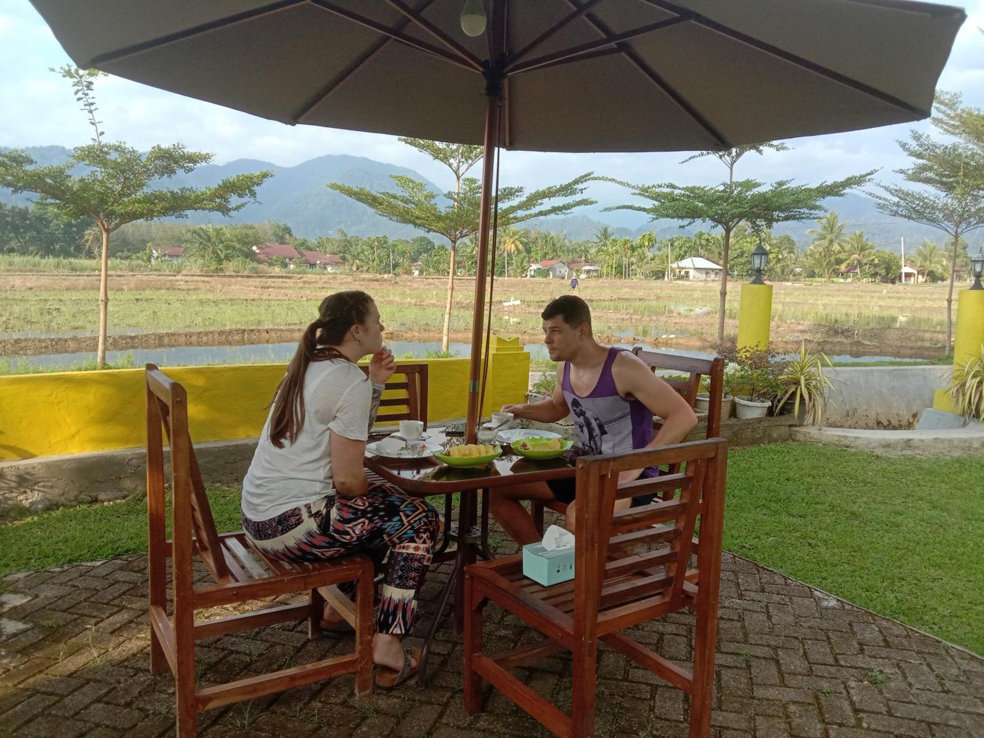 Ambow Homestay Jungle Trekking & Village Tour Bukit Lawang Esterno foto