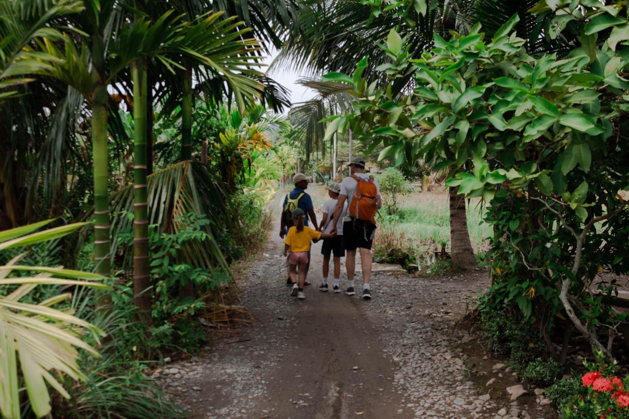Ambow Homestay Jungle Trekking & Village Tour Bukit Lawang Esterno foto