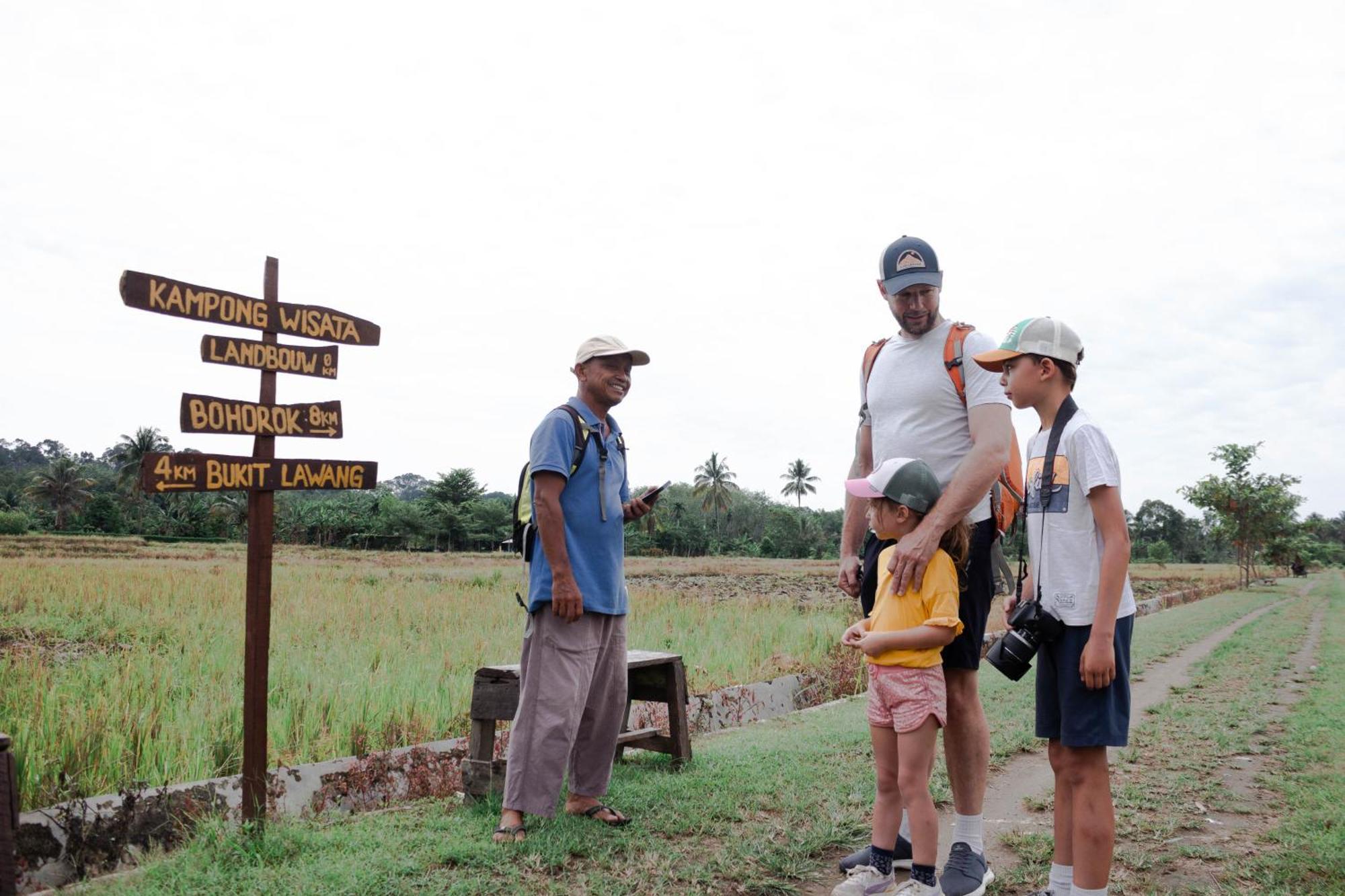 Ambow Homestay Jungle Trekking & Village Tour Bukit Lawang Esterno foto